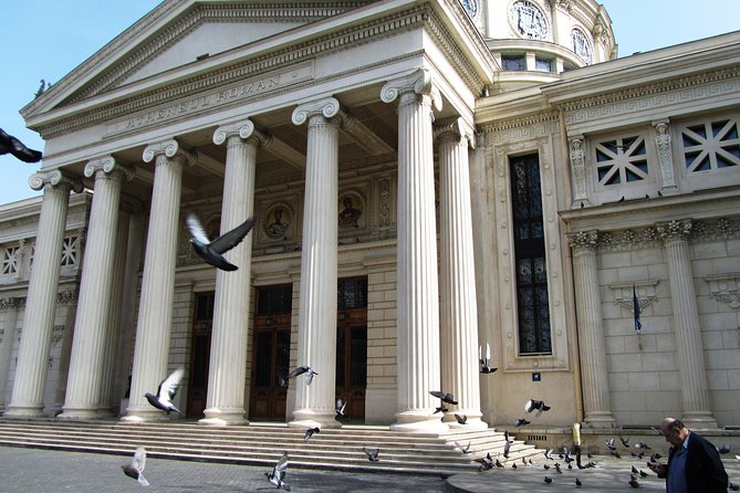 Bucarest à vélo - House of the Free Press: communist architecture you can read