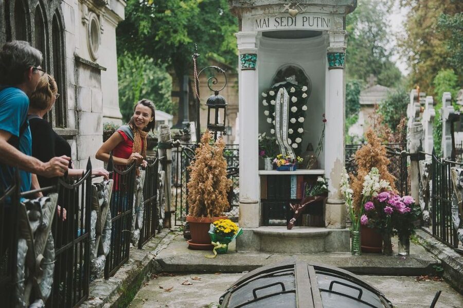 Bucharest: 3-Hour Dark History Tour with a Local - Bellu Cemetery: Architecture, Romance, and Dark Curiosity