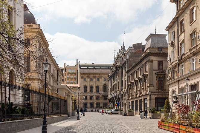 Bucharest Chronicles - Mircea at work: enthusiastic guiding that keeps the pace friendly