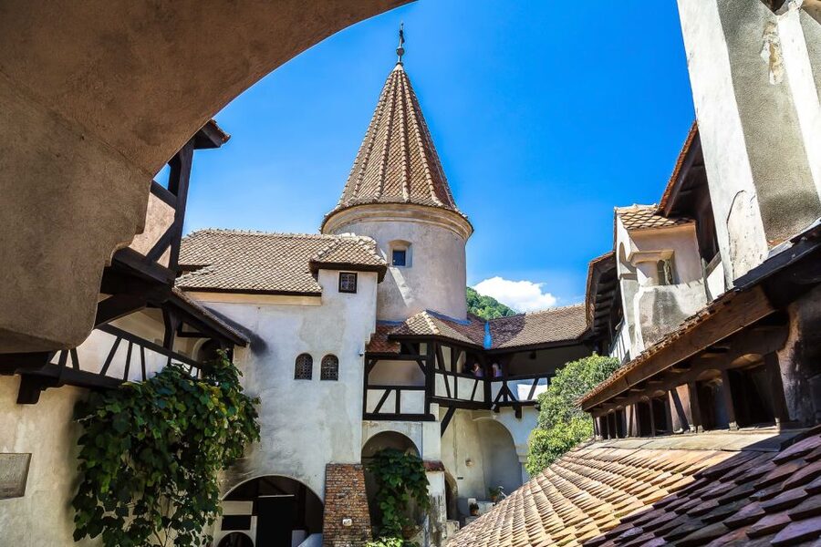 Bucharest: Day Trip to Dracula Castle, Peles Castle & Brașov - Tour Escort and Commentary: The Difference Between Seeing and Understanding
