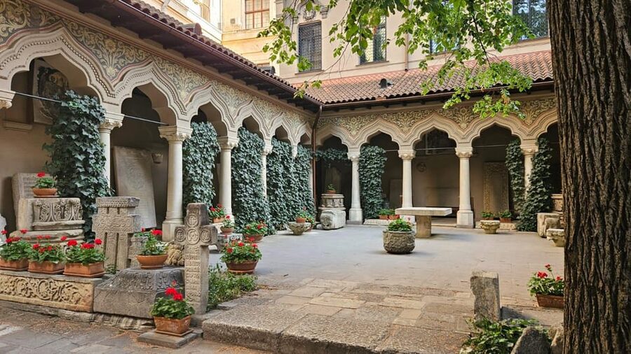 Bucharest: Guided Walking Tour with Romanian Snack - Is $45 good value for a 3-hour small-group walk?