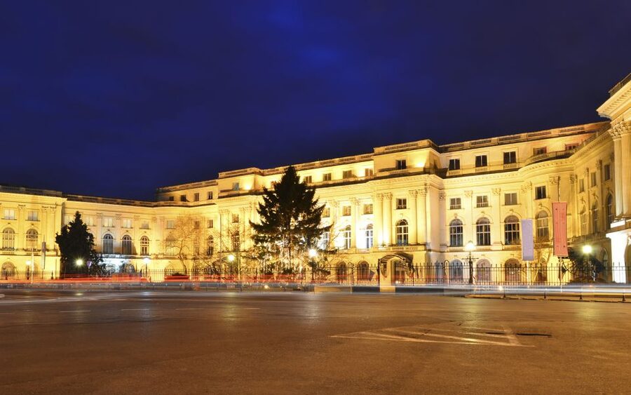 Bucharest: Half Day Bike Tour - The halfway reset: riverside café time