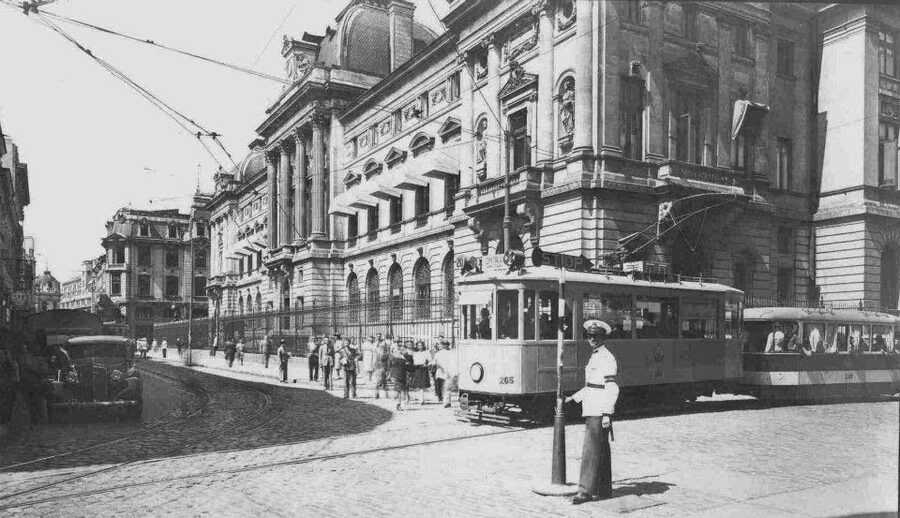 Bucharest: Half Day Bike Tour - Revolution Square and the Ceasescu era, explained on the move