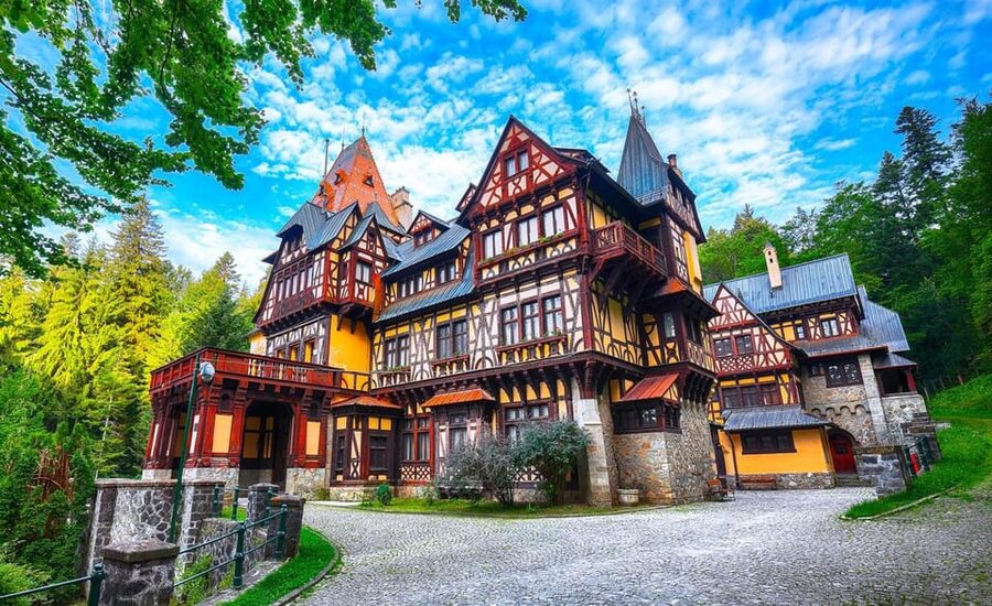 Bucharest: Peles Castle, Bran Castle, & Brasov Old Town Tour - From Bucharest to the Carpathians: what the full day really feels like