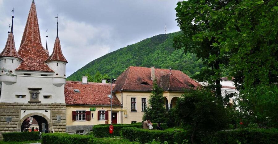 Bucharest: Peles Castle, Dracula's Castle and Brasov Tour - Transylvania in a single 12-hour day from Bucharest