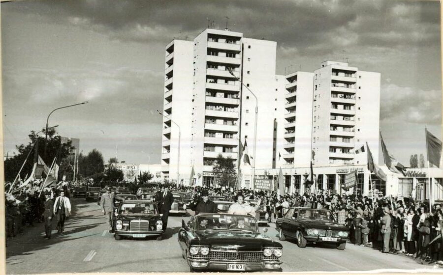 Bucharest: Private Last Days of Ceausescu Tour in a Dacia - House and Palace Primăverii: where power lived with Elena