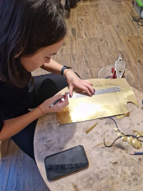 Bucharest: Real Roma Community - Crafting Workshop - Meeting point near Central Hotel and the start of your 3-hour window