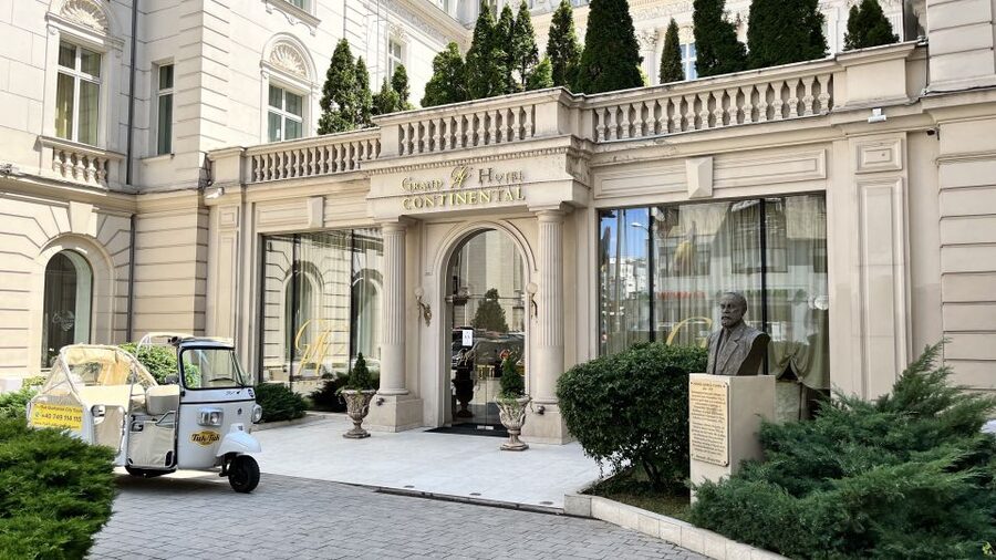 Bucharest: Romantic Tuk Tuk Tour with miniBAR - Pickup, miniBAR, and the little comforts that make the ride feel special