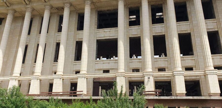 Bucharest's scars of Communism-half day private walking tour - The 1980s administrative center mood at Piata Constituției