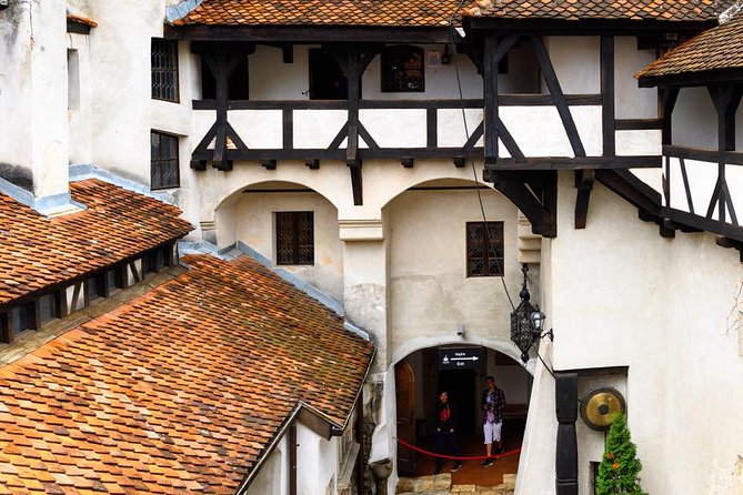 Day trip to Dracula's Castle, Peles Castle and Medieval Brasov - The 7:00 AM University Square start: why it matters