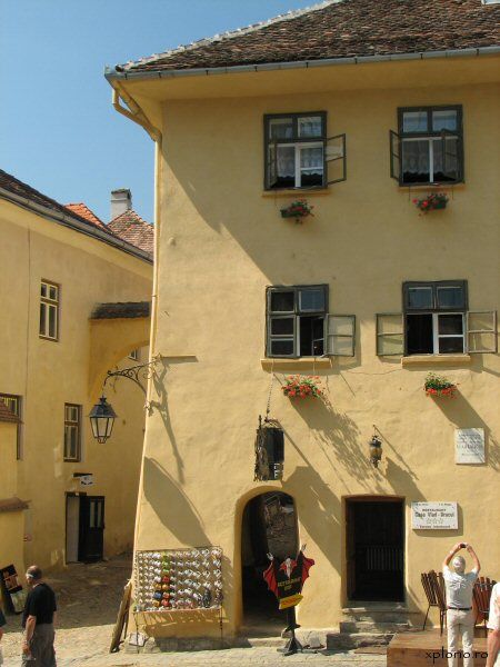 Dracula’s Castle & Sighisoara 2-Day Tour from Bucharest - Day 1 in Sinaia: Peles Castle and why the setting matters