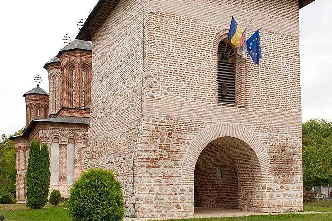 Dracula's Tomb and Mogosoaia Palace, Private Tour from Bucharest - Mogosoaia Palace: Brancoveanu’s Brancovenesc Style and the Palace That Took a Hit