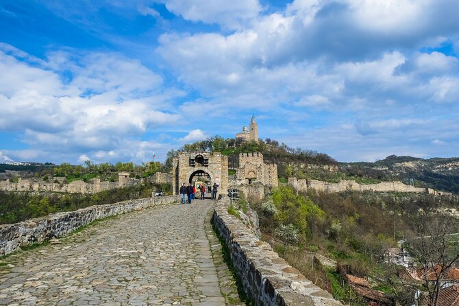Explore Northern Bulgaria Day Trip from Bucharest - Stops 2 and 3: Tsarevets Fortress, the Asan dynasty story, and free time on Samovodene Street
