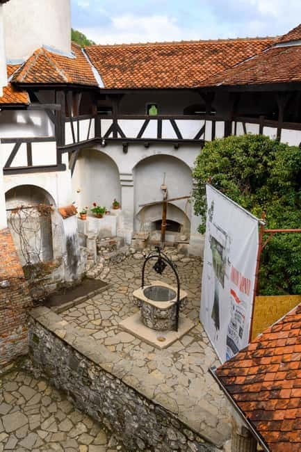 From Bucharest: Dracula's castle, Peles Castle and Brasov - Brașov Old Town walking tour: where the day turns from legend to daily life