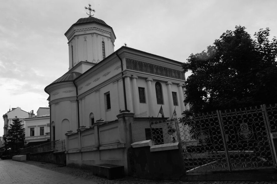 From Dracula to Ceaușescu- Romanian Terror Stories tour - Outside Bucharest: where Vlad the Impaler was executed