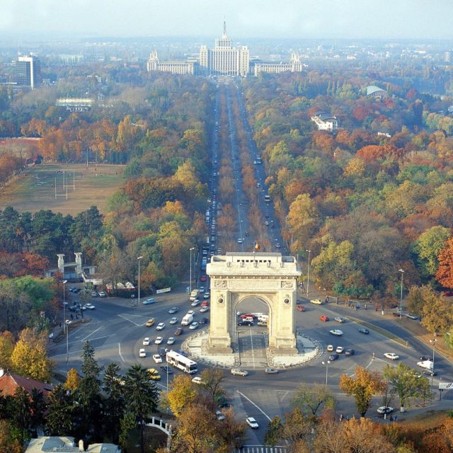 Full day Bucharest Sightseeing Tour - How the guide turns Bucharest into a 1989 story