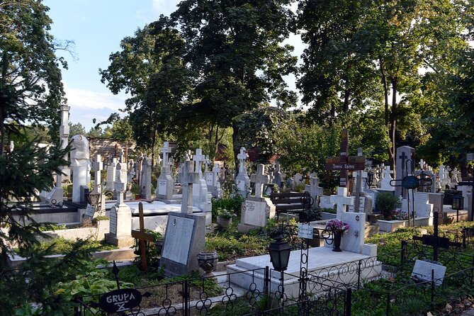 Quest Experience in Bellu Cemetery Bucharest - The stories behind the tombs: what you are really paying for