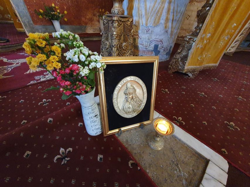 Snagov Monastery, Ceaușescu Mansion, & Village Museum - 6h - Bucharest contrasts in one half-day: Village life, Dracula links, and 1989