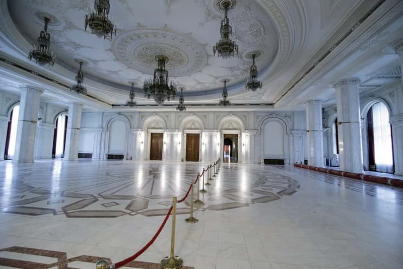 Spanish & Italian guided tour - Palace of Parliament - Honor Hallway: Torsos, Romanian Kings, and Vlad Dracula in Stone