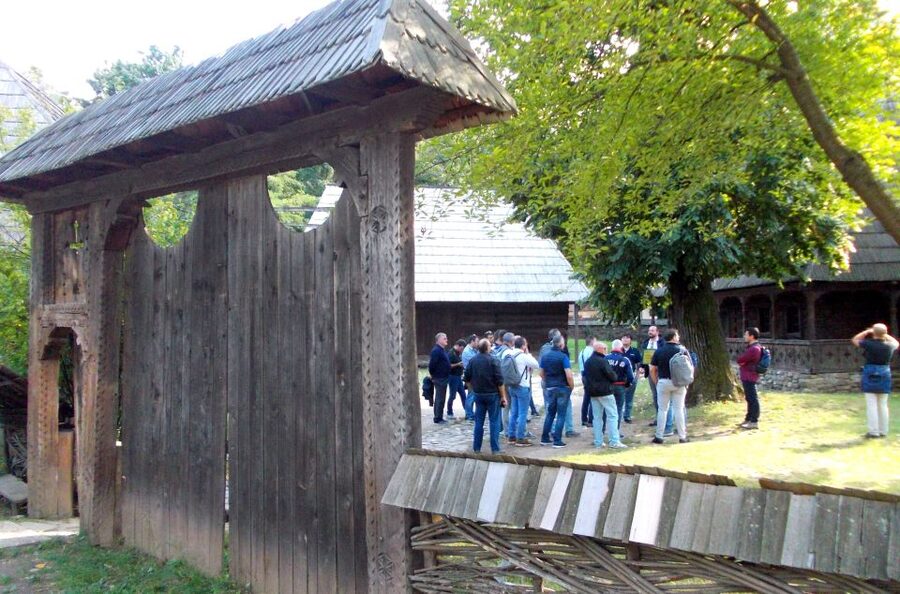 Traditions in Bucharest: Village Museum and Wine Tasting - The short photo stop and the walk back to central Bucharest